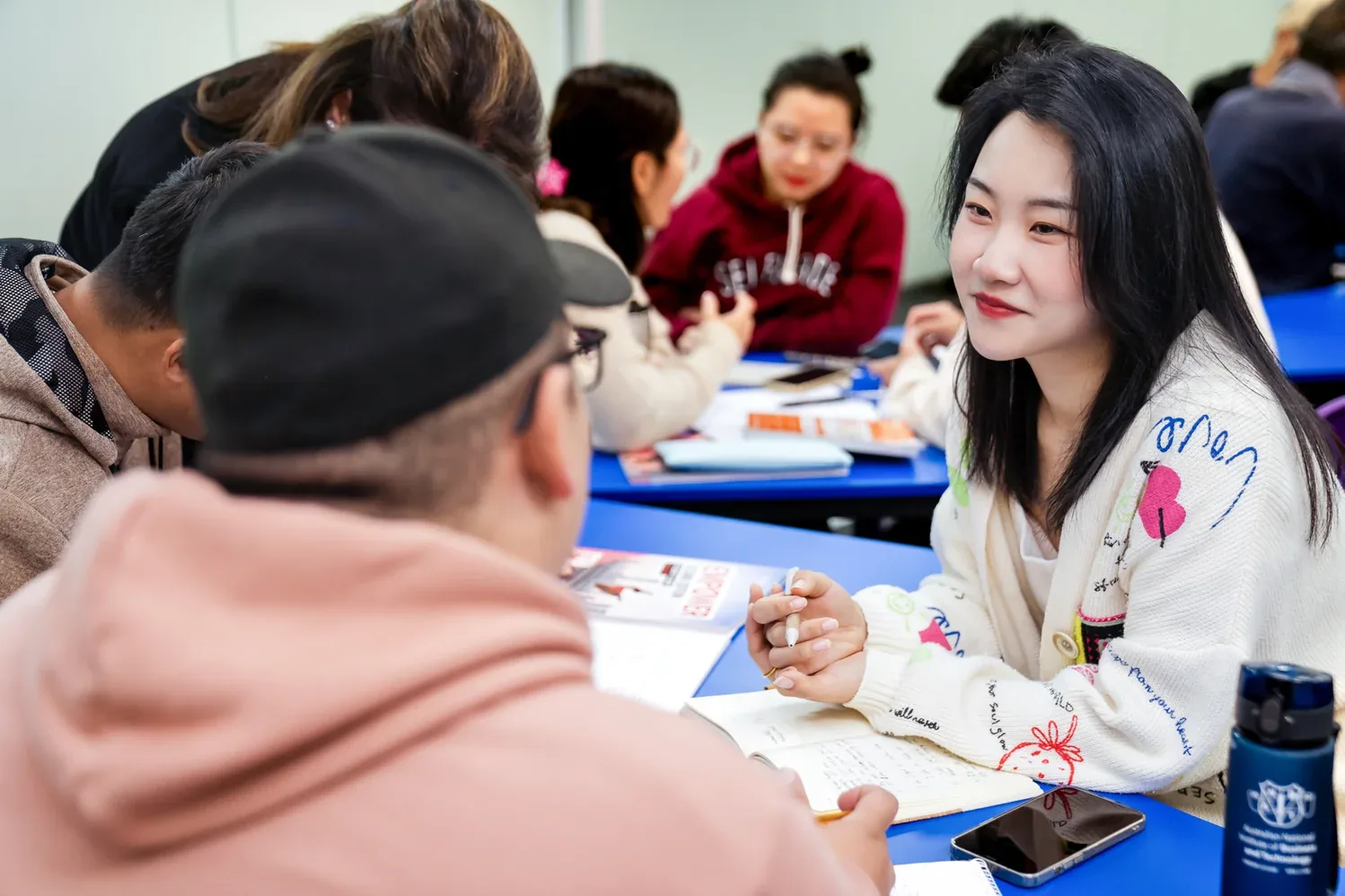 Laurus课堂中的学生交流与学习场景